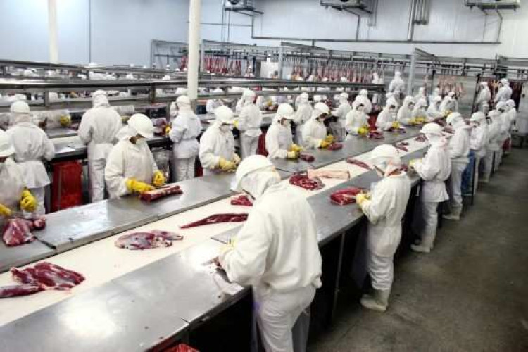 China suspende importação de carne de frigoríficos de MT após vestígios de covid-19