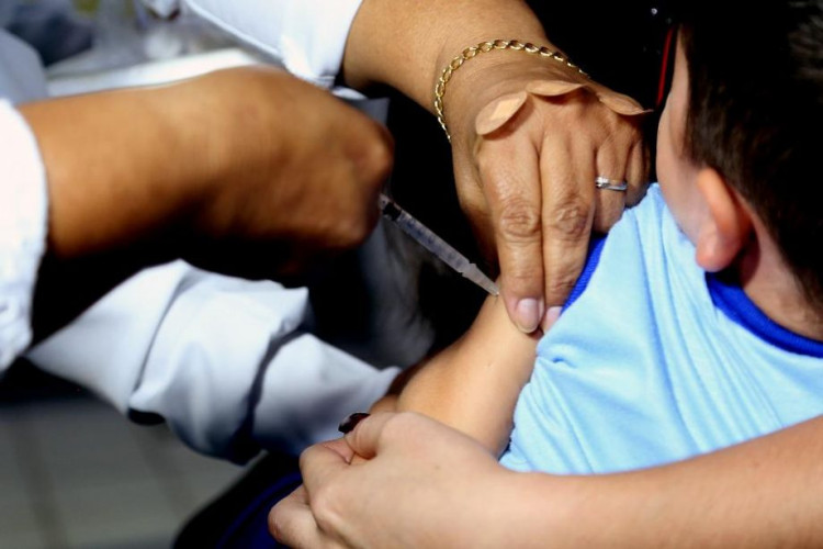 Com baixa vacinação de crianças, Centro de Operações recomenda uso de máscaras nas escolas