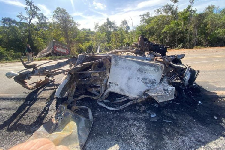 COMODORO: Quatro pessoas morrem carbonizadas após colisão na BR-364