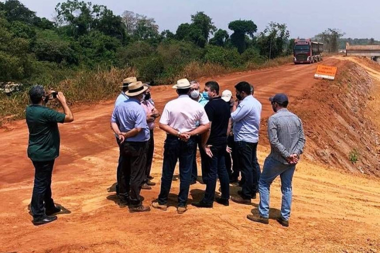 Deputado anuncia abertura de licitação para os primeiros 45 km de asfalto na Estrada do Matão em Pontes e Lacerda