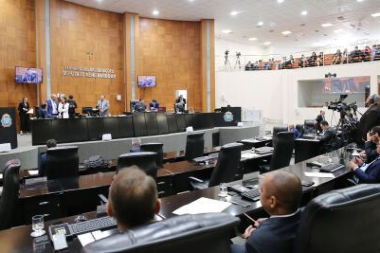 Deputados aprovam intervenção do governo na saúde pública da capital