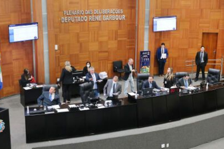 Deputados limpam a pauta de vetos. Dos 34 votados, cinco foram derrubados