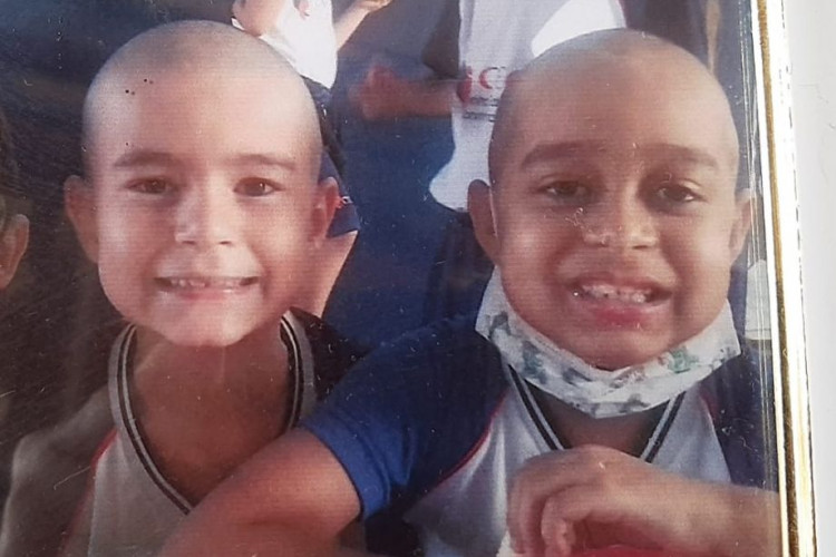 Dia do amigo: menino de 6 anos raspa cabelo para homenagear amigo com câncer em MT