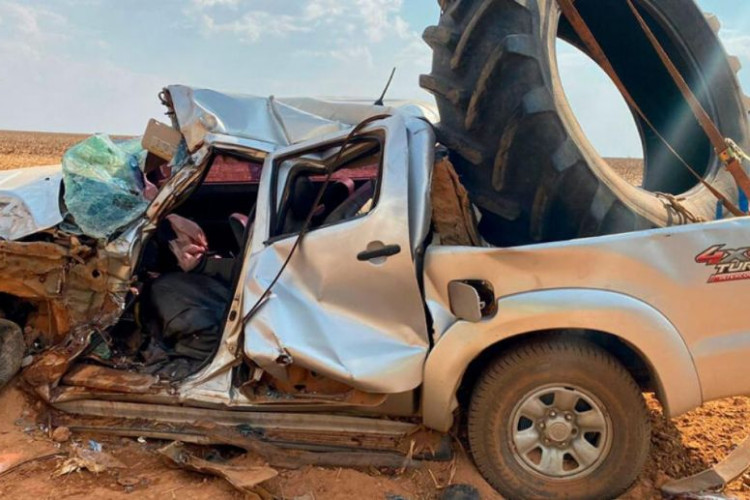 Dois homens ficaram feridos em uma colisão envolvendo Hilux e carreta