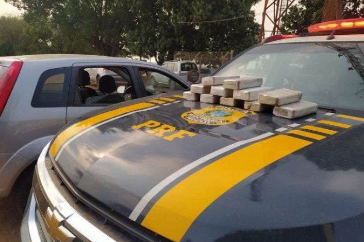 Duas pessoas são detidas com 11kg de pasta base de cocaína dentro de travesseiro