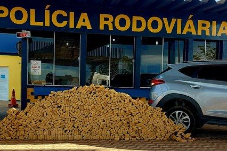 Em Rondonópolis-MT, PRF apreende 617kg de maconha em veículo