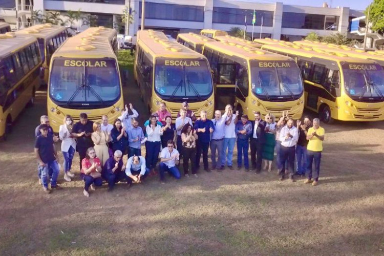 EMENDA DE R$ 3,2 MILHÕES: Deputado Valmir Moretto destina 8 ônibus para todas APAES da região Oeste