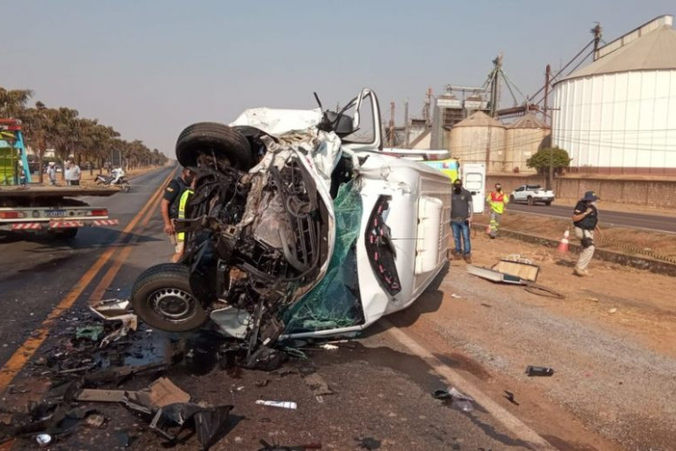 Enfermeira e paciente morrem em acidente entre ambulância e carreta em MT