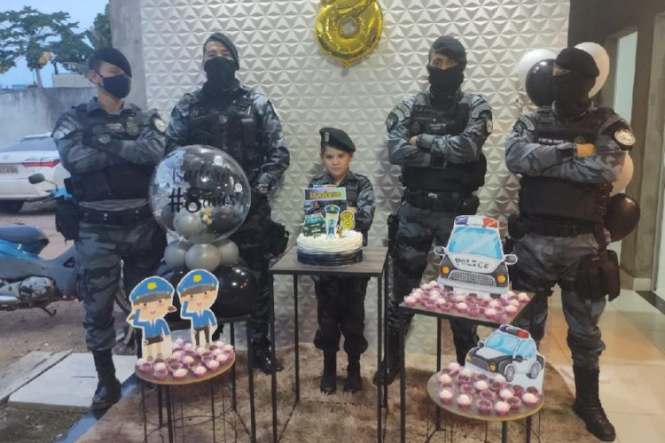 Estudante celebra aniversário com surpresa de policiais da Força Tática