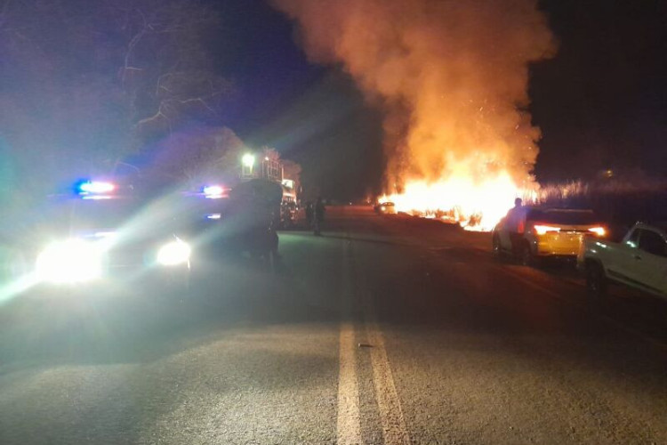 Força-tarefa controla incêndio criminoso em canavial da Usina da Coperb de Lambari D