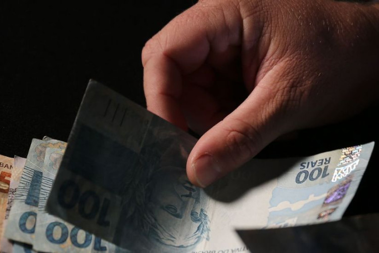 Governo antecipa para maio o pagamento do 13º de beneficiários do INSS