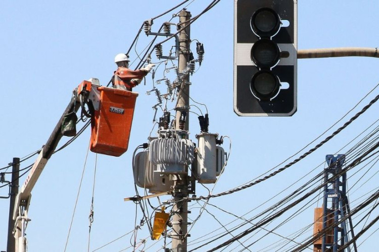 Governo anuncia fim da tarifa extra para consumidores de energia