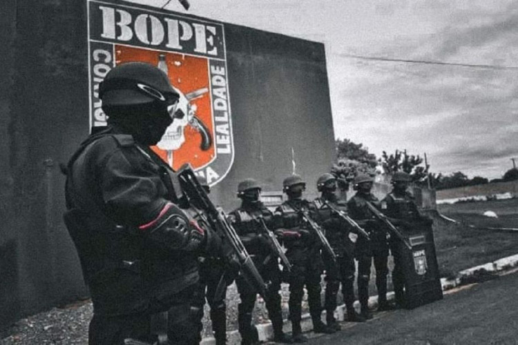 Governo de MT promove troca de comando e entrega fuzis aos policiais do Bope