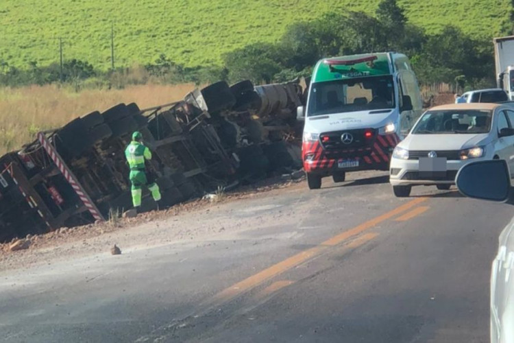 Homem morre após perder o controle e tombar caminhão em MT