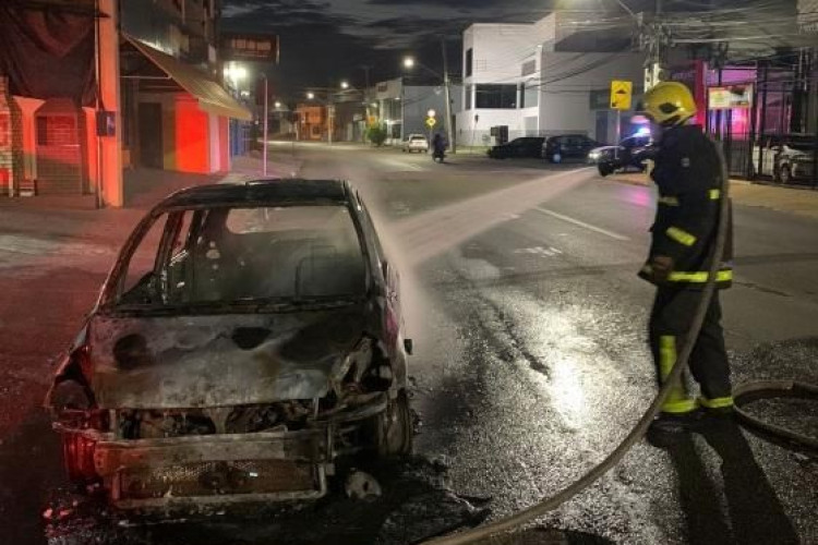 Homem passa colocando fogo em carros estacionados em rua da Capital