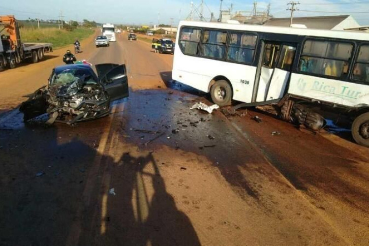 Idosa de 79 anos morre após colisão entre ônibus e carro em rodovia federal
