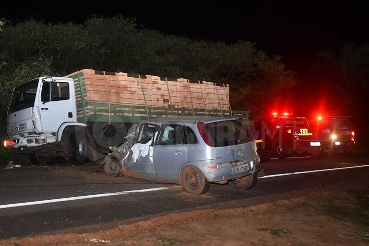 Idoso colide carro em caminhão e morre preso às ferragens