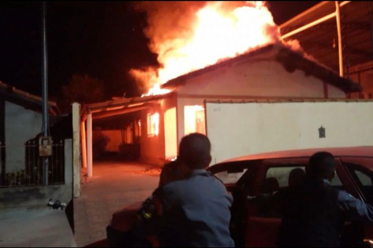 Idoso morre carbonizado e outras 2 pessoas são resgatadas de incêndio que destruiu casa em MT