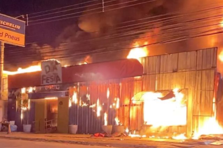 Incêndio destrói loja de artigos de festas em Cuiabá