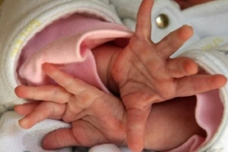 Mãe dorme ao lado de bebê, rola na cama e mata criança ‘esmagada’