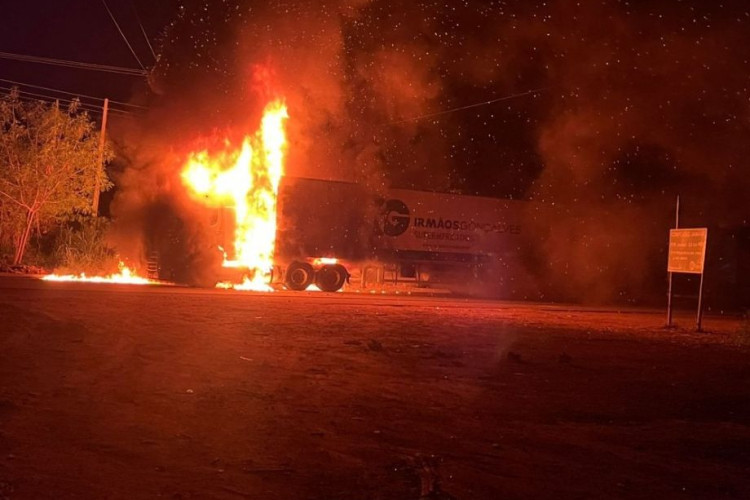 Manifestantes ateiam fogo em carreta e destroem caminhões de empresário em Rondônia