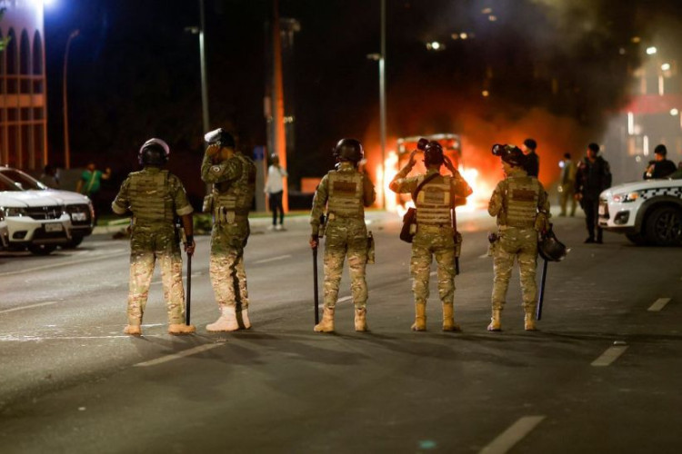 Manifestantes tentam invadir sede da PF e queimam veículos no DF