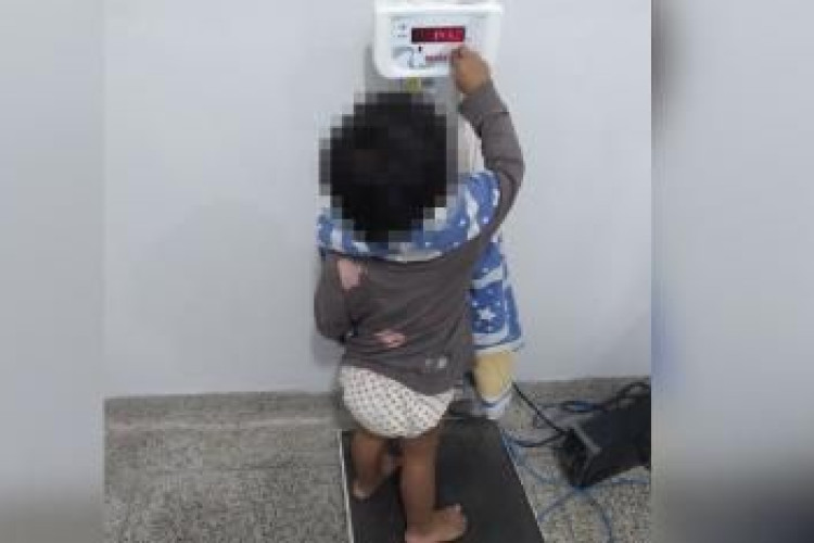 Menino sobrevive a incêndio se abrigando dentro de geladeira
