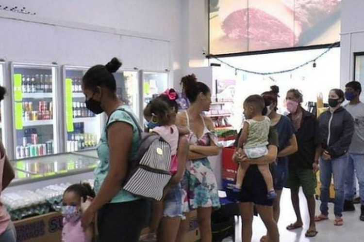 Moradores fazem fila para receber doações de ossinhos no interior de MT