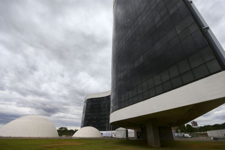 Moraes desbloqueia recursos do PP e Republicanos em ação sobre urnas