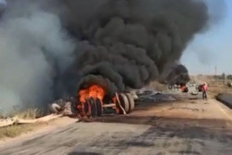 Motorista de carreta fica preso às ferragens e morre carbonizado