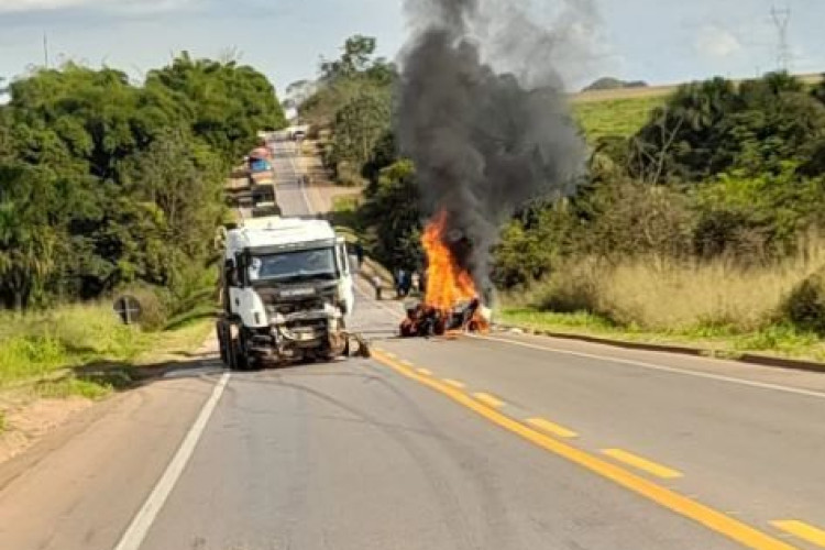Motorista de carro morre carbonizado em acidente com carreta na BR-163 em MT