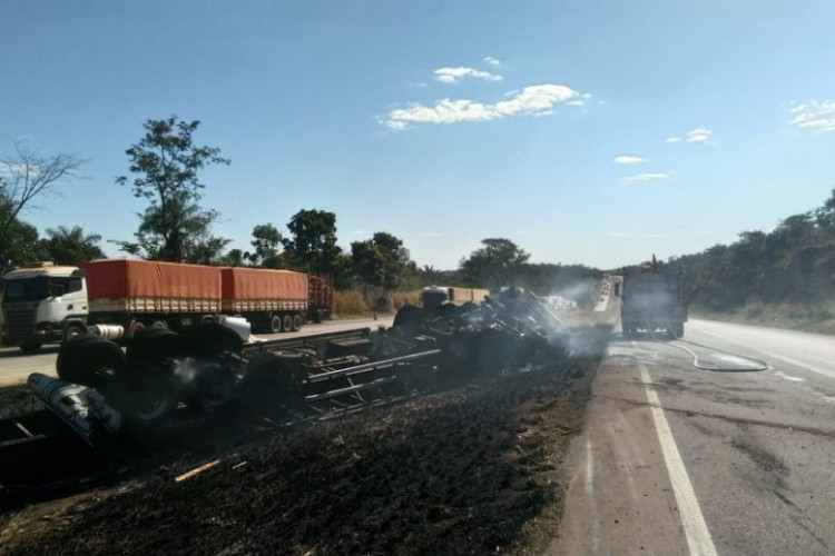 Motorista fica ferido após carreta tombar e pegar fogo na BR-364 em MT