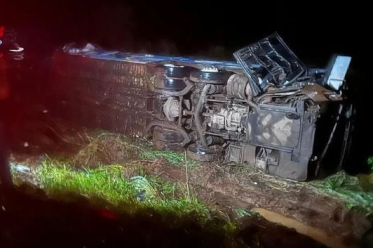Motorista morre e 6 pessoas ficam feridas em acidente entre carreta e ônibus em MT