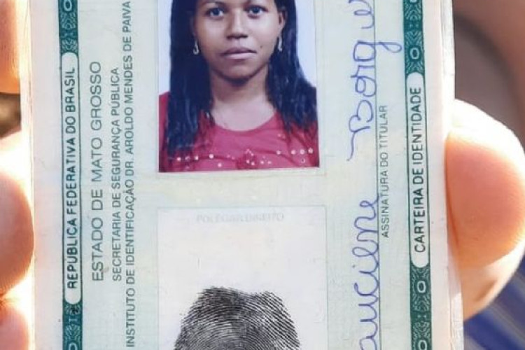 Mulher é assassinada com 28 facadas e corpo é encontrado seminu em estrada em MT