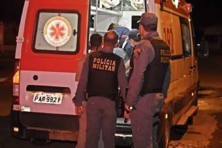Mulher esfaqueada pelo marido arrancou pedaço da orelha dele com mordida