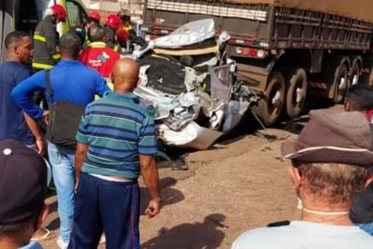 Mulher fica em estado grave após ter carro prensado por caminhões em MT