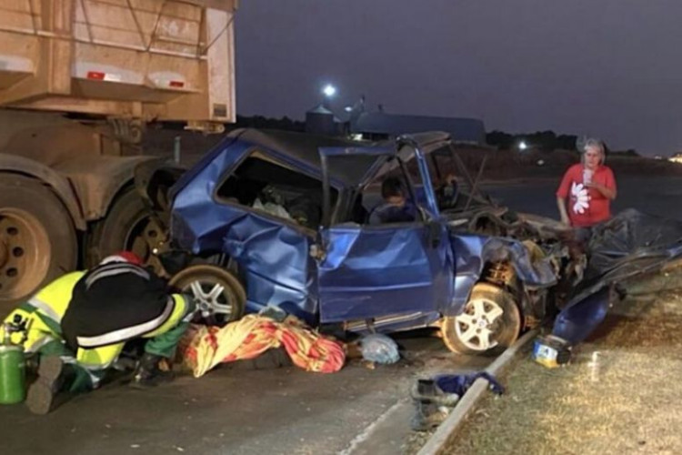 Mulher morre e três ficam feridos após colisão lateral entre Fiat Uno e carreta