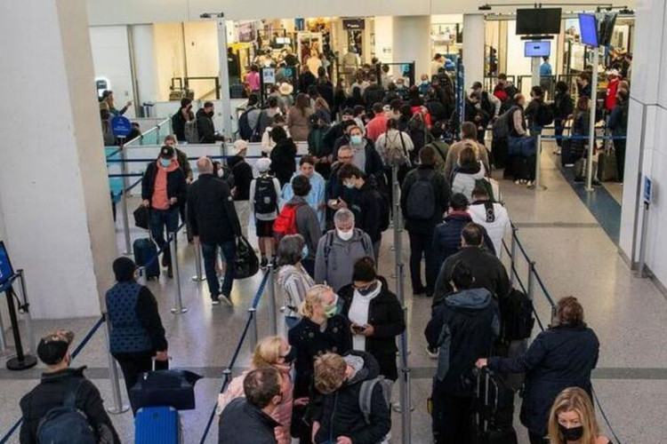 Ômicron: EUA endurecem regras de viagem e países controlam fronteiras