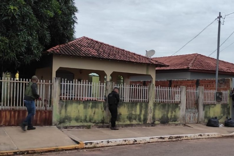 Operação Cognato prende familiares de líderes de organização criminosa e apreende armas, munições e R$ 12 mil