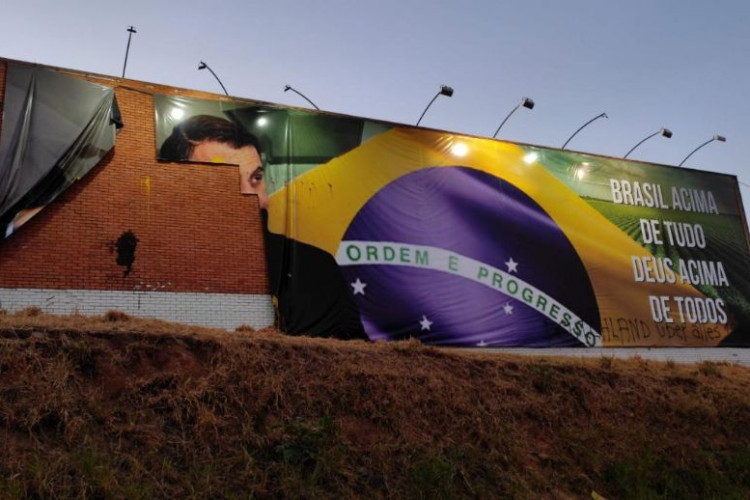 Outdoor em apoio a Bolsonaro é destruído em Várzea Grande