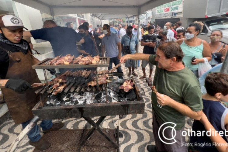 Pecuaristas distribuem espetinho na porta do Bradesco em protesto a campanha por redução do consumo de carne