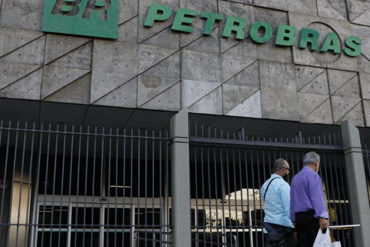 Petrobras reduz preço da gasolina A para distribuidoras