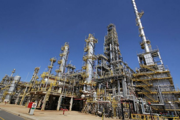 Petrobras reduz preço da gasolina em R$ 0,20 por litro nas refinarias