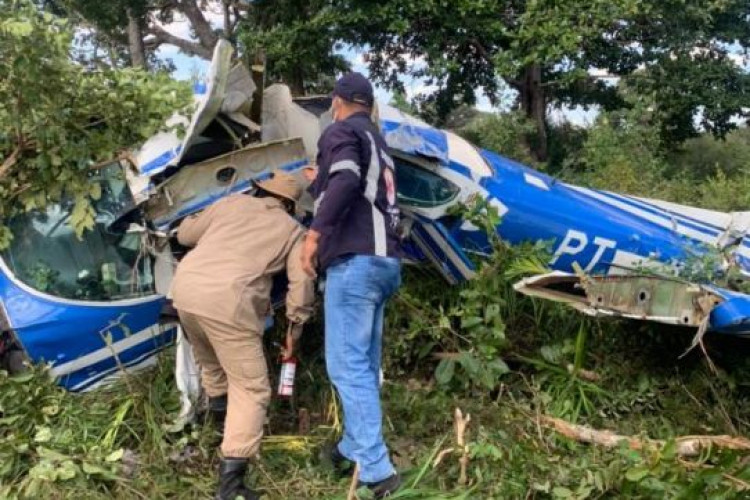 Piloto e passageiro ficam feridos em queda de avião no Pantanal