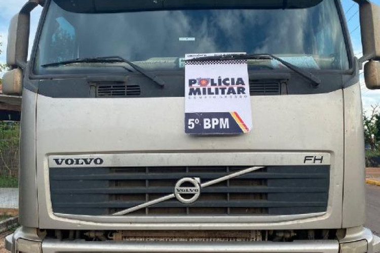 PM prende quadrilha e recupera carga roubada com 48 toneladas de farelo de soja