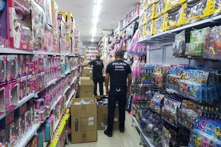 Polícia Civil apreende milhares de brinquedos falsificados no centro de Cuiabá