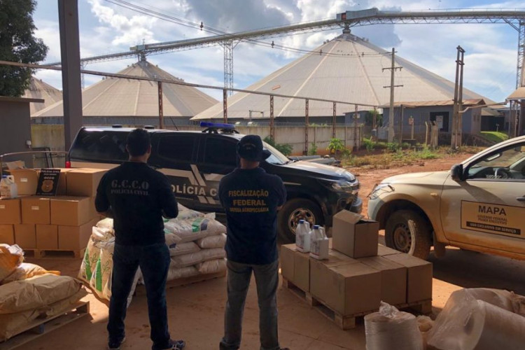 Polícia Civil e Mapa apreendem defensivos contrabandeados e fora da validade em armazém de fazenda, no interior