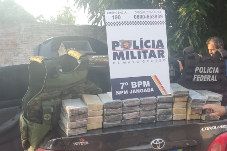 Polícia Militar, Gefron e PF apreendem 39 tabletes de cocaína avaliados em R$ 750 mil