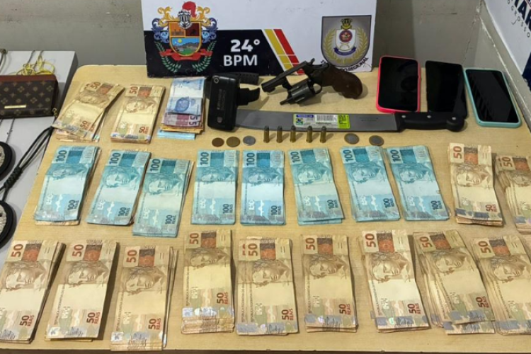 Polícia Militar prende dupla por tráfico de drogas e apreende revólver e R$ 22,7 em dinheiro