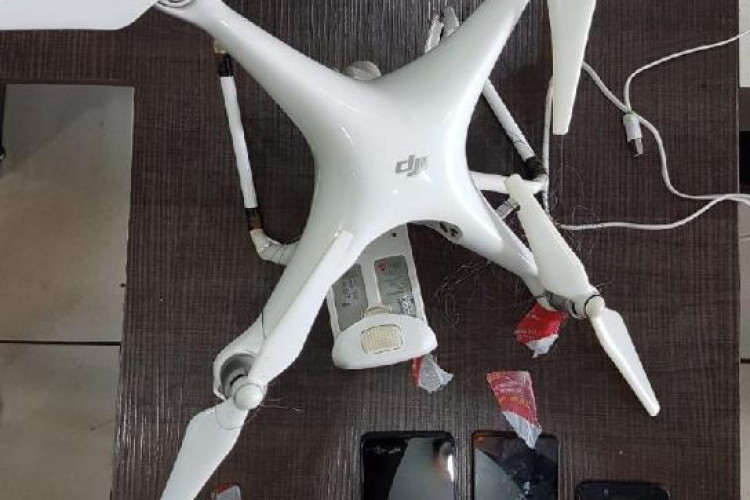 Policiais penais impedem entrada de drone com celulares e drogas na Mata Grande